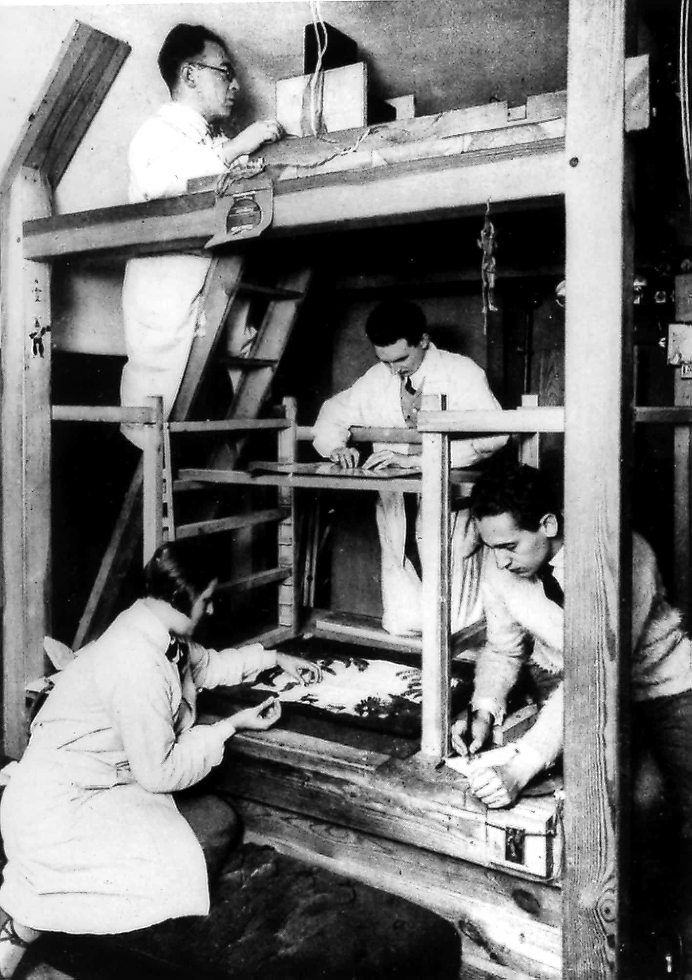 Abb. 4: Lotte Reiniger, Carl Koch, Walter Türck and Alexander Kardan arbeiten an der Multiplan-Kamera. Quelle: Christel Strobel, Agentur für Primrose Film Prod.; CC BY-SA 4.0