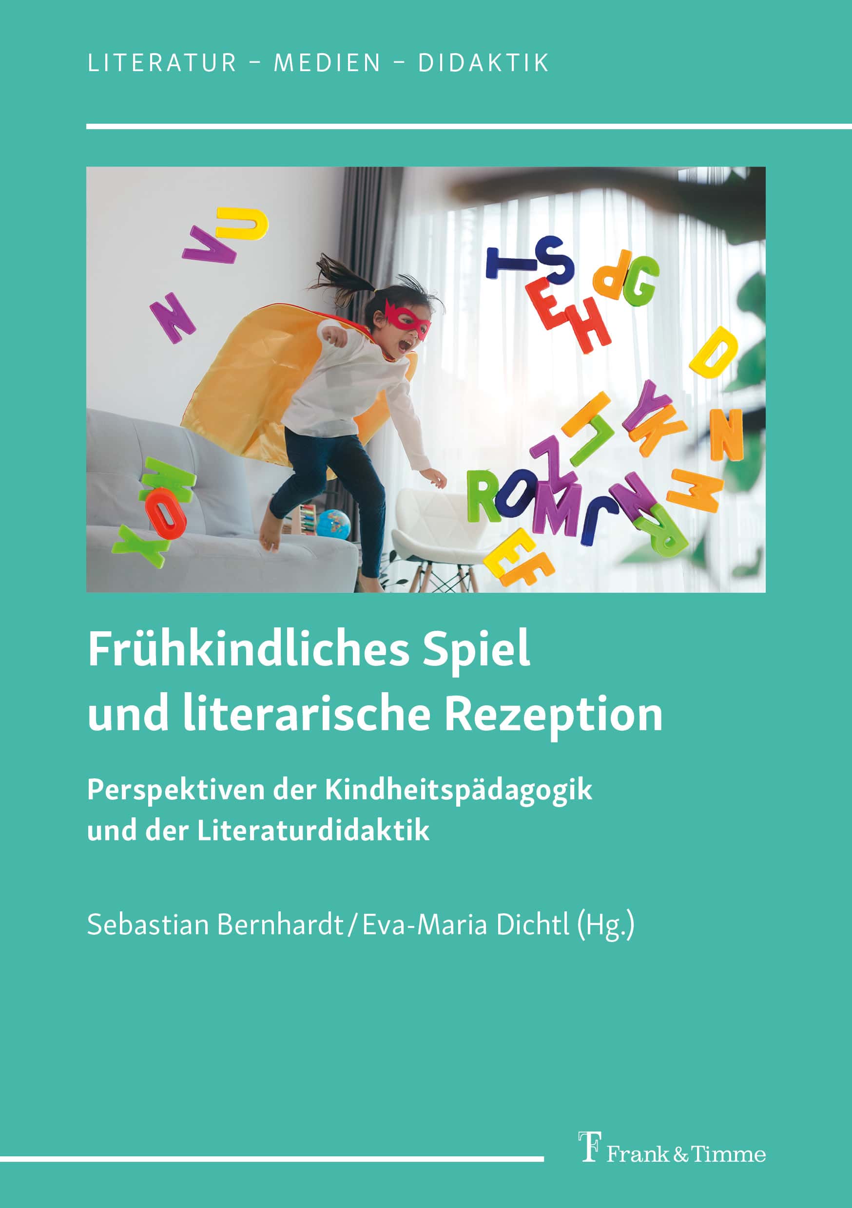 Buchcover zu Sebastian Bernhardt und Eva-Maria Dichtls Sammelband Frühkindliches Spiel und literarische Rezeption. Vor einem türkisen Hintergrund sind die Buchdaten in weiß zu lesen, ein Bild zeigt ein Mädchen mit Umhang und Maske vor einer schlichten Wohnzimmerkulisse spielen, bunte Buchstaben scheinen um sie herumzufliegen