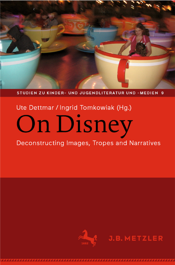 Vor einem roten Hintergrund sind die Buchinformationen zu den Herausgeberinnen, Ute Dettmar und Ingrid Tomkowiak, der Buchtitel, On Disney: Deconstructing Images, Tropes and Narratives sowie der Verlag, J. B. Metzler abgebildet. Das obere Bilddrittel nimmt das Bild eines Tassenkarussells mit Personen ein.