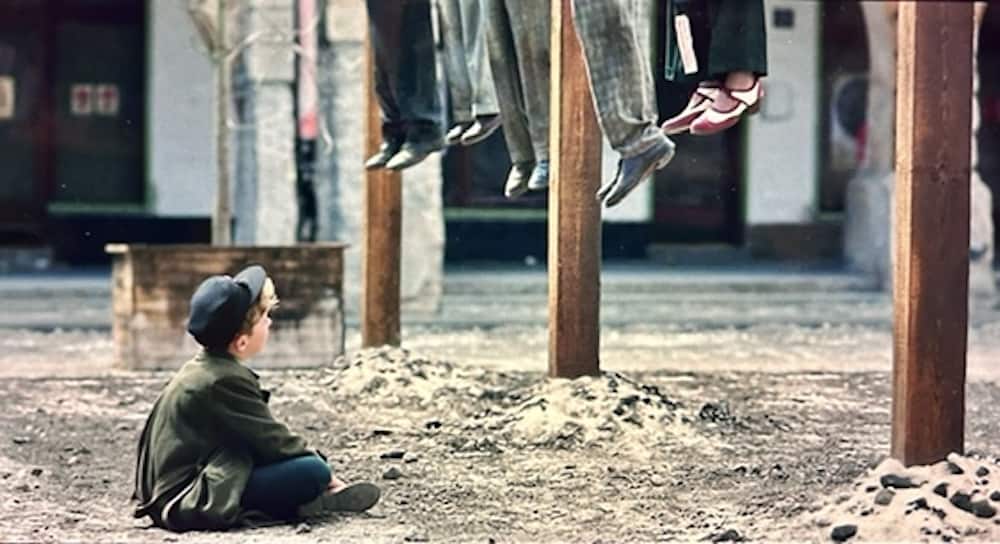  Abb. 3: Jojo trauert vor dem Galgen. (2019 © Fox)