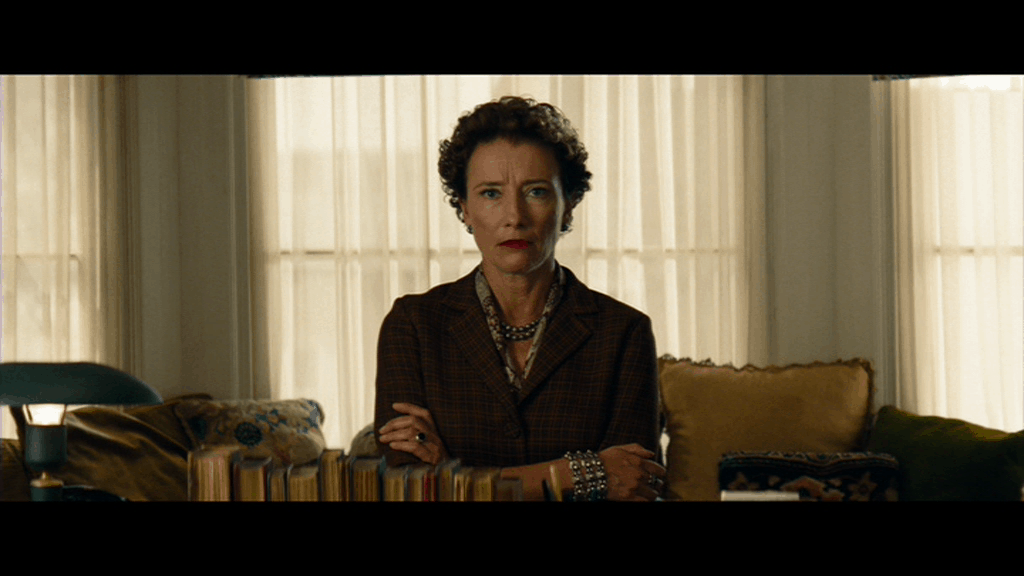 Abb. 1: Pamela Travers allein in ihrem Hotelzimmer. Verleih: Walt Disney