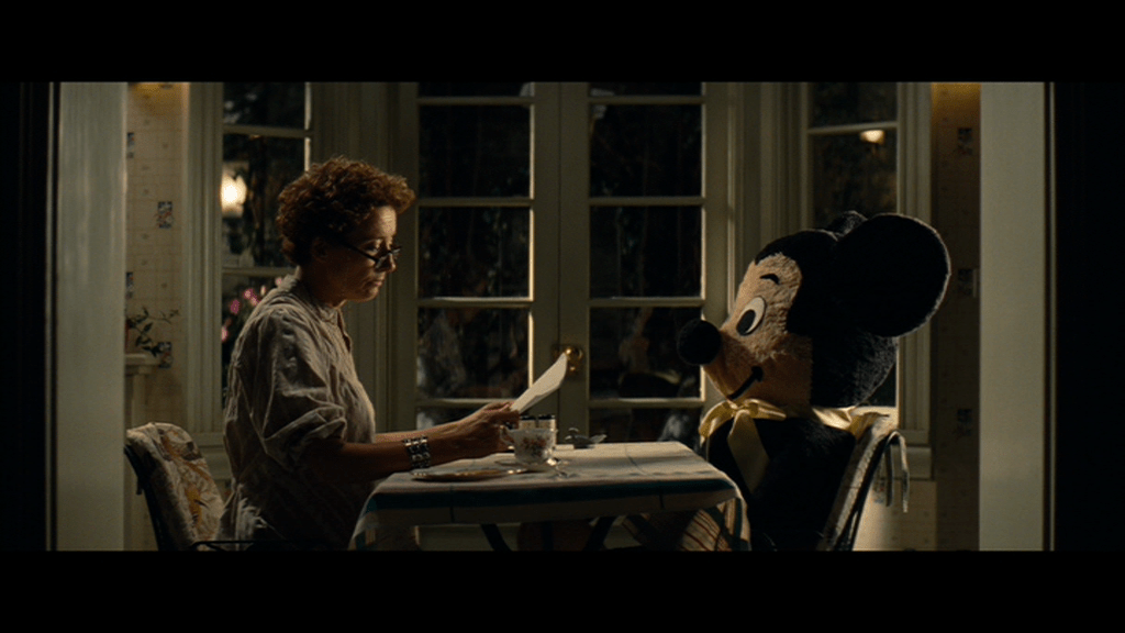 Abb. 2: Pamela Travers mit einer Mickey-Mouse-Puppe. Verleih: Walt Disney