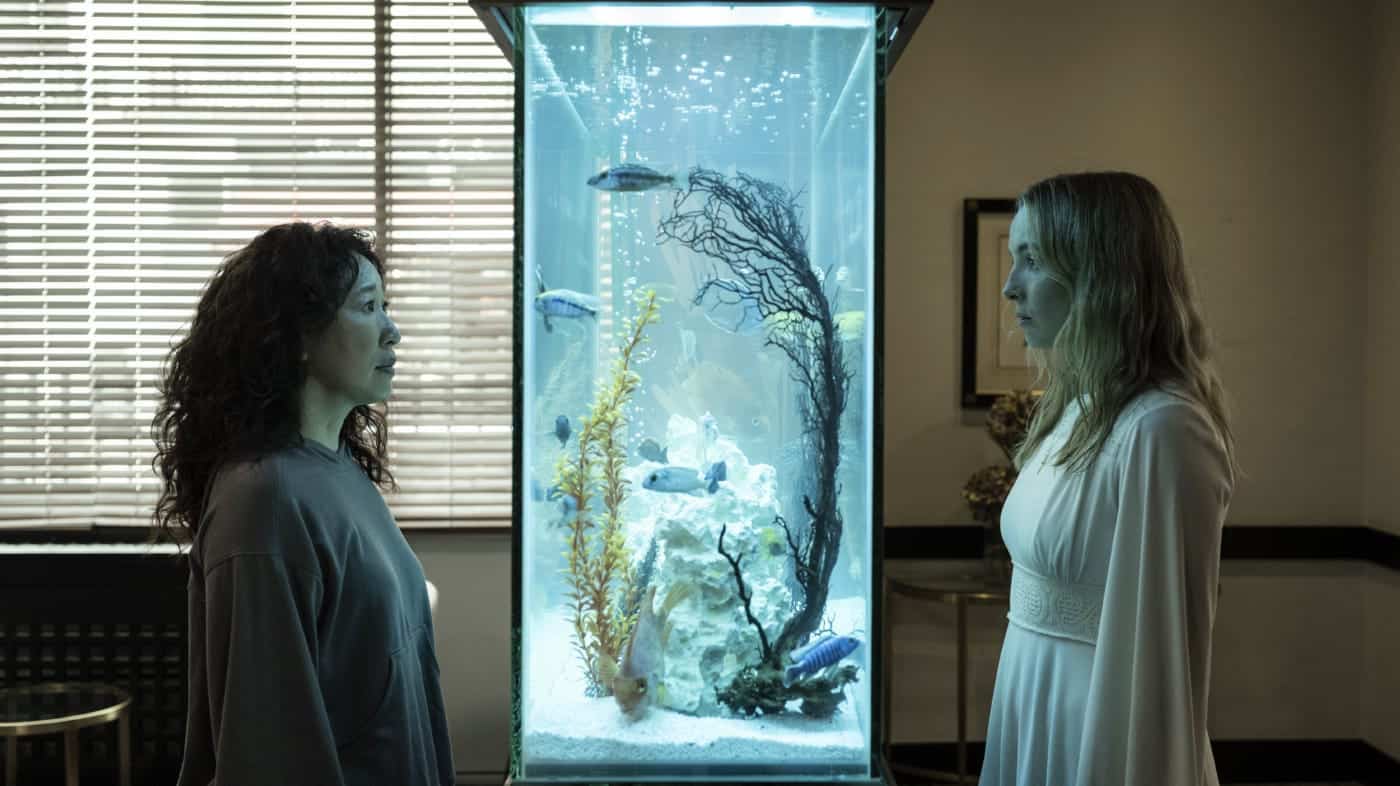 Nach einigen Monaten treffen Eve und Villanelle in einer Hotellobby wieder aufeinander. Foto: Copyright BBC America. Die Szene verweist auf die berühmte Aquariumsszene aus dem Film Romeo + Juliet (1996) mit Claire Danes und Leonardo di Caprio in den Hauptrollen.