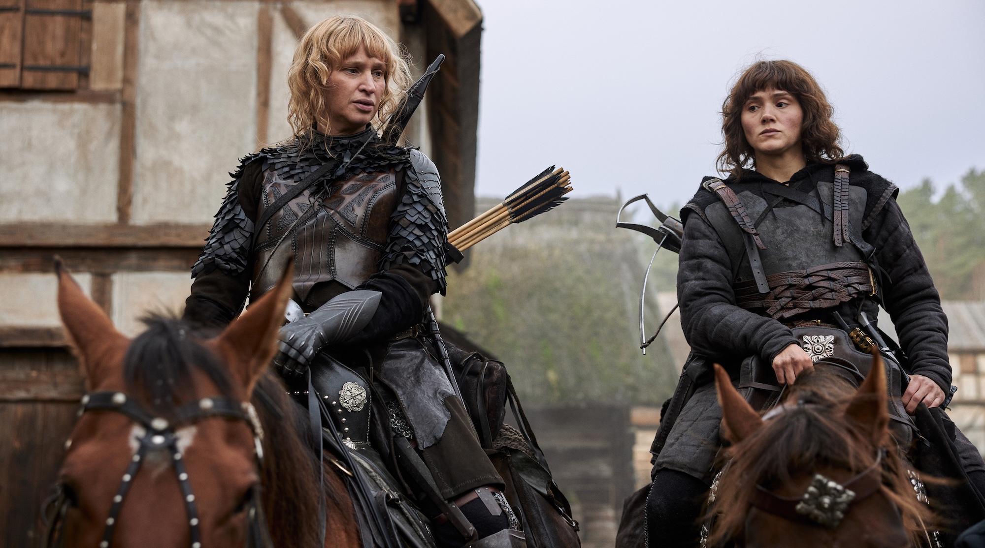 Abb. 3: Die Söldnerinnen Cappa (Vera Vitali) und Smavis (Agnes Rase) schmieden einen Komplott, den Dieb Tjegge in die Mattisräuberbande als Informanten bzw. Spion einzuschleusen. Bild: 2023 Viaplay Group/Filmlance International AB/Film i Väst/Ahil Films/ARD Degeto Film/Audrius Solominas. Die erste Staffel der Ronja Räubertochter-Serie ist in der ARD Mediathek bis zum 20.12.2025 verfügbar.