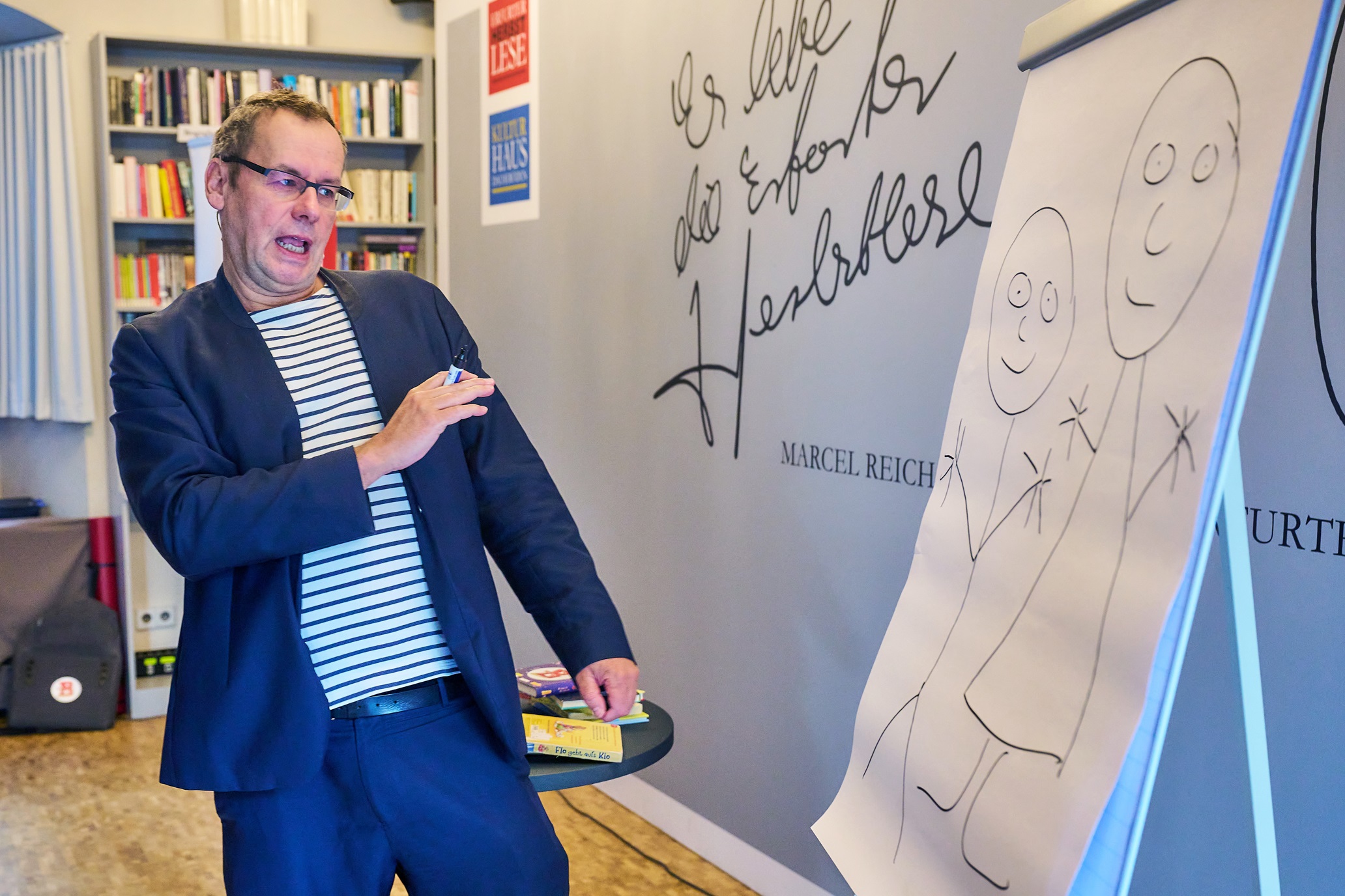 Bertram bei einer Lesung in Erfurt