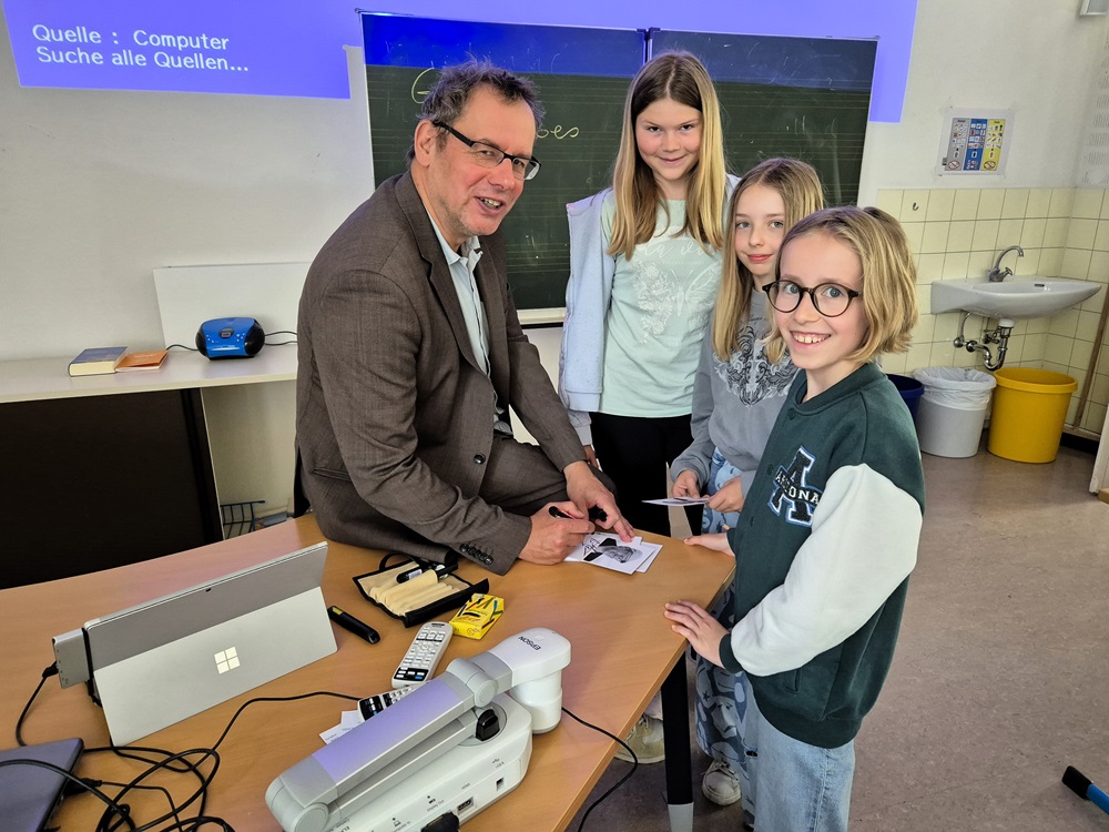 Bertram bei der Autogrammstunde vor begeisterten Schülern