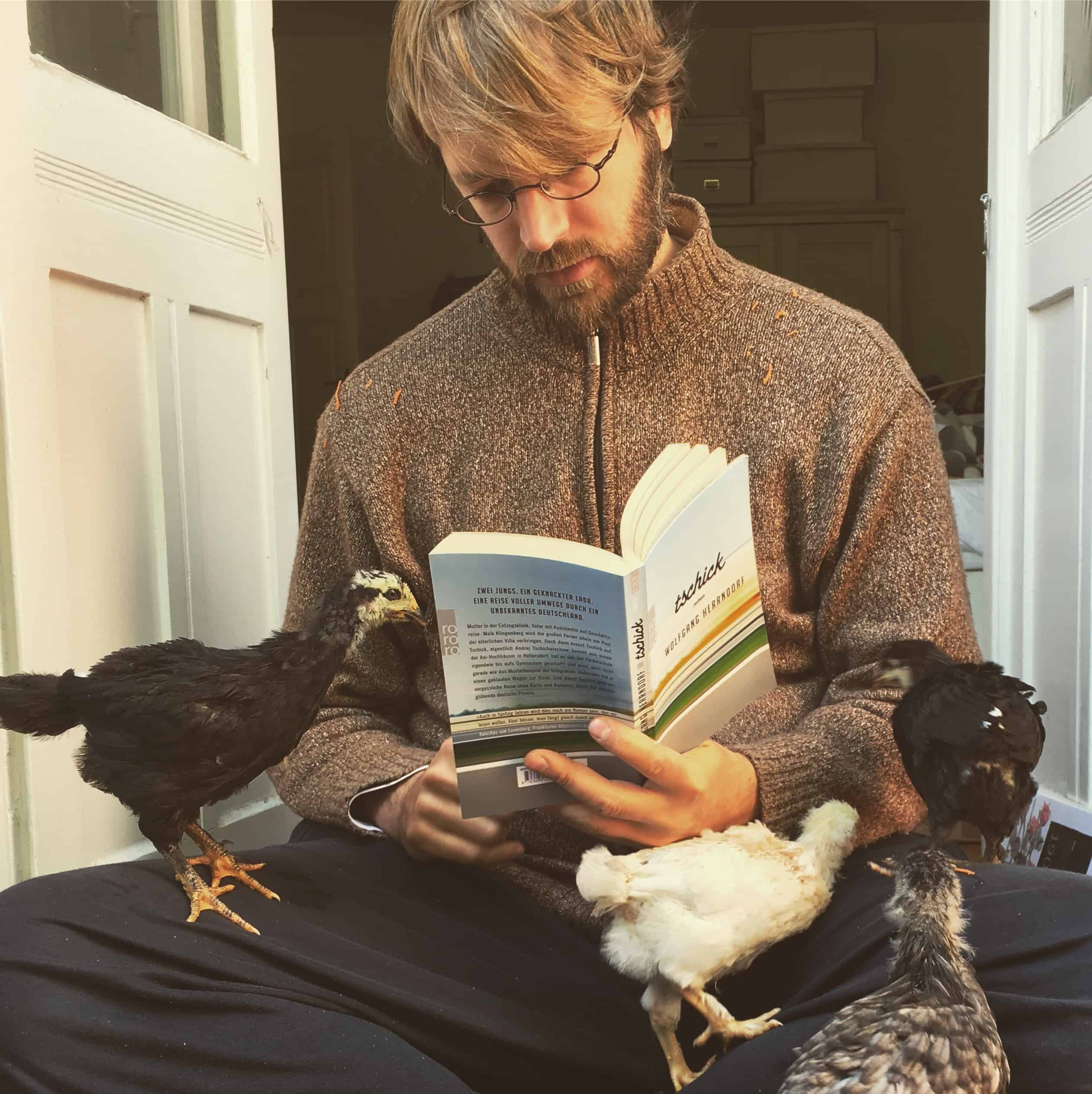 Sebastian Meschenmoser mit Hühnern und einem Leseexemplar von "Tschick", (c) Sebastian Meschenmoser