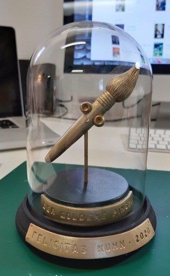 Abb. 3: Preisskulptur für den Illustrationspreis Der Goldene Pinsel. © Robert Scheffner