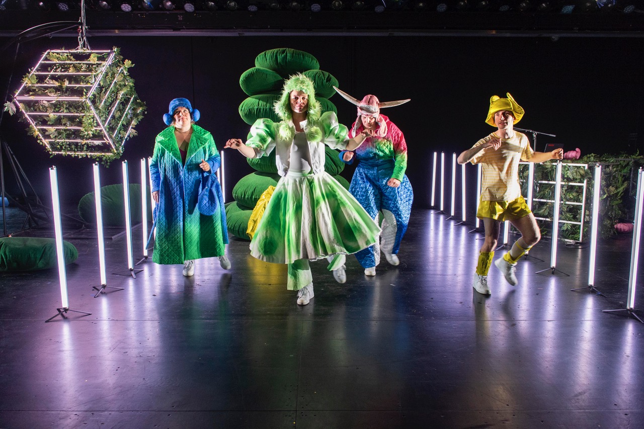 Was das Nashorn sah, als es auf die andere Seite des Zauns schaute - von Jens RaschkeINSZENIERUNG: Hannah Biedermann / AUSSTATTUNG: Mascha Bischoff / MUSIK: Marie-Christin Sommer / LICHT: Ewa Górecki / DRAMATURGIE:  Angela MerlPREMIERE: 05.05.2022, Werkstatt 